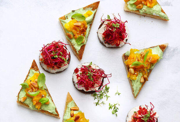 Canapés mit Meerrettich-Frischkäse und Rote-Bete-Apfel-Tatar ...