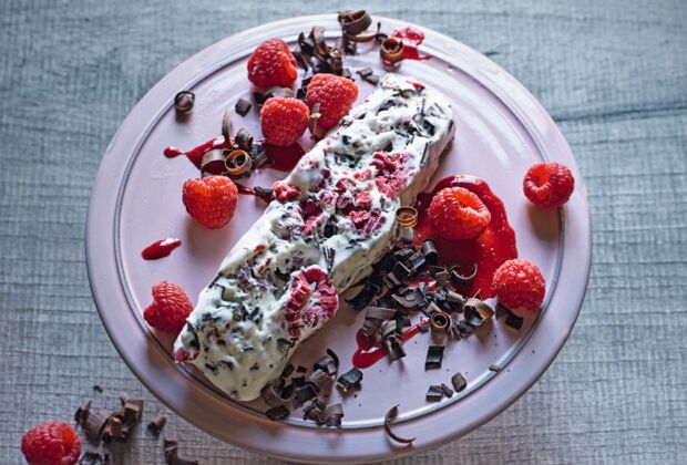 Stracciatella-Eistorte mit Himbeeren | Feinschmecker