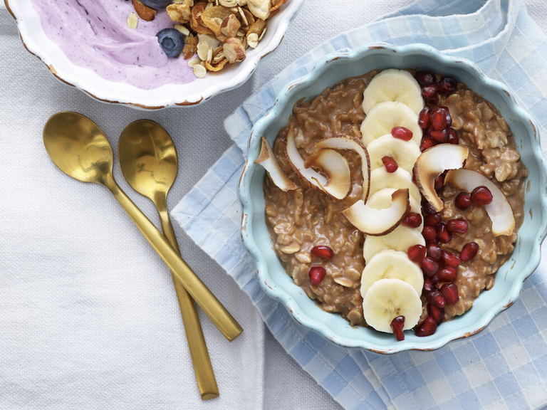 Schoko-Kokos-Porridge mit Banane und Granatapfel Schoko-Kokos-Porridge mit Banane und Granatapfel