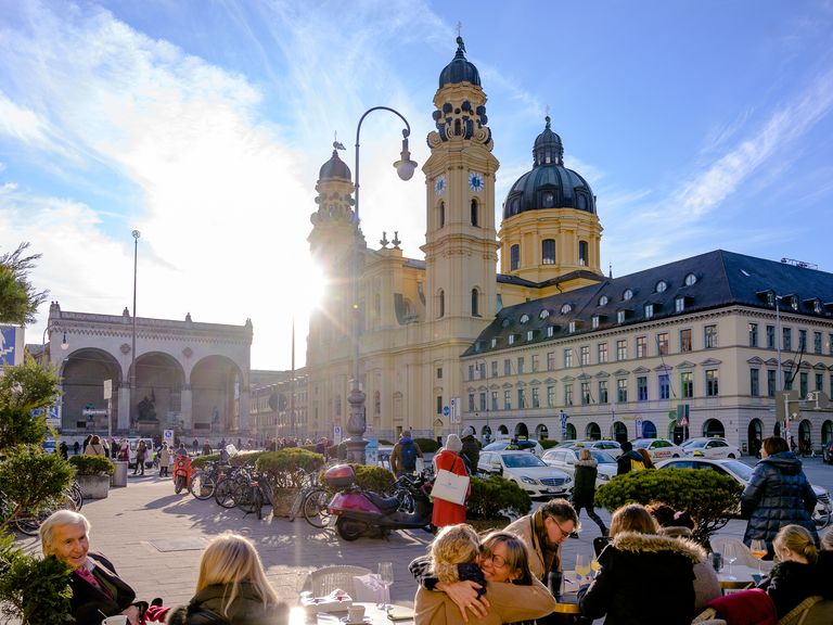Die hellgelbe Außenfassade der Theatinerkirche liegt direkt am Odeonsplatz in München. München_Stadtansicht