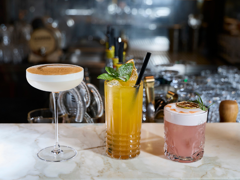Der Barchef vom „Paolas", Lukas Cornely, hat drei aromastarke Drinks kreiert, die leicht nachzumixen sind. Cheers! Cocktails
