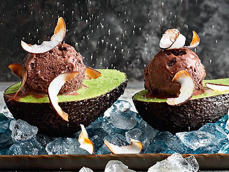 Süße Avocado-Creme mit Schoko-Kokos-Chili-Eis Süße Avocado-Creme mit Schoko-Kokos-Chili-Eis