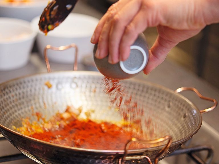 Rezept Cataplana: Schritt 5 - Zutaten anschwitzen