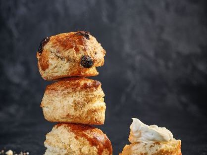 Scones & Clotted Cream, Küchlein mit Amalfi-Zitrone,
Sandwiches und mehr: Spitzenpatissier Marco D’Andrea
verraet in seinem neuen Buch verführerische Rezeptideen scones-teatime