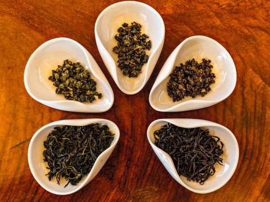 Zealong hat sowohl gerollte Oolongs als auch grüne und schwarze 
Blatt-Tees im Programm. Der Shop des Zealong Tea Estate ist elegant minimalistisch. Bei einem Besuch sollte man an einer Tee-Degustation teilnehmen oder einen high tea genießen. Die Plantagen erstrecken sich über 48 Hektar verschiedene-blatt-tees