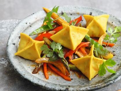 Gedaempfte Nudeltaschen mit scharfer-Shiitakepilz-Tofu-Füllung und Wok-Gemüse gedaempfte-nudeltaschen