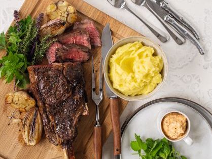 Tomahawk-Steak mit Olivenöl-Kartoffel-Püree tomahawk-steak