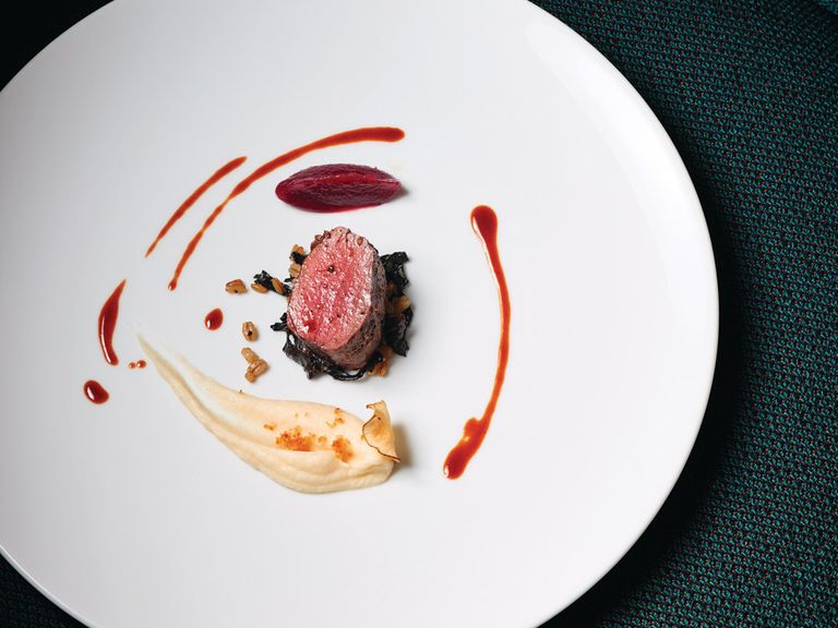 rehruecken-mit-topinambur-und-trompetenpilzen