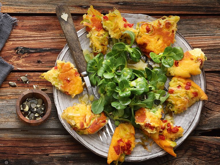 Kartoffel-Schmarren mit Porree und Bergwurz zu Feldsalat mit Quittendressing kartoffel-schmarren-mit-porree-und-bergwurz-zu-feldsalat-mit-quittendressing