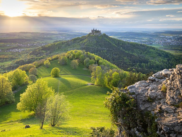 Hügel in sattem Grün – typisch für die Region. Die Burg Hohenzollern thront auf 855 Meter Höhe burg-hohenzollern