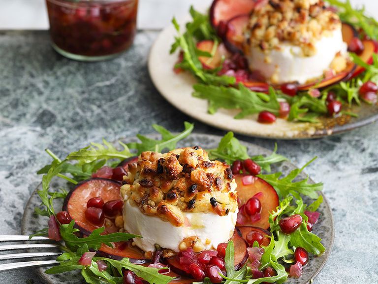 Der Ziegenkäsetaler mit Honig-Speck-Crumble auf Rucola mit Granatapfel-Dressing und Pflaumen-Carpaccio lässt sich hervorragend als Vorspeise servieren. Ziegenkäsetaler mit Honig-Speck-Crumble auf Rucola mit Granatapfel-Dressing und Pflaumen-Carpaccio