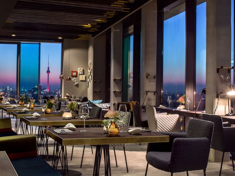 Das Gourmetrestaurant „Skykitchen“ bietet einen fantastischen Ausblick von der 12. Etage des Wyndham Andel’s Hotels. Skykitchen-restaurant-berlin