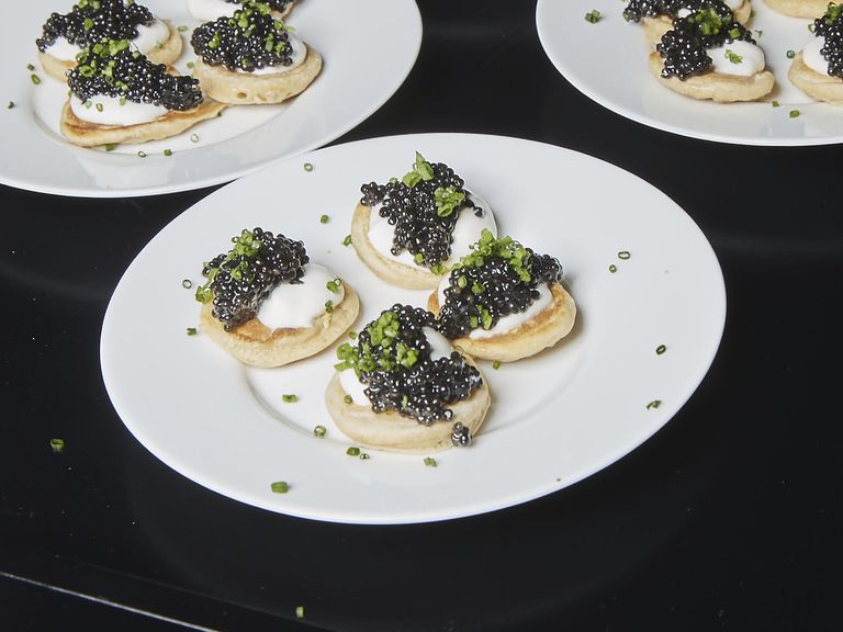 Blinis mit Creme Fraiche und Schnittlauch Blinis mit Creme Fraiche und Schnittlauch