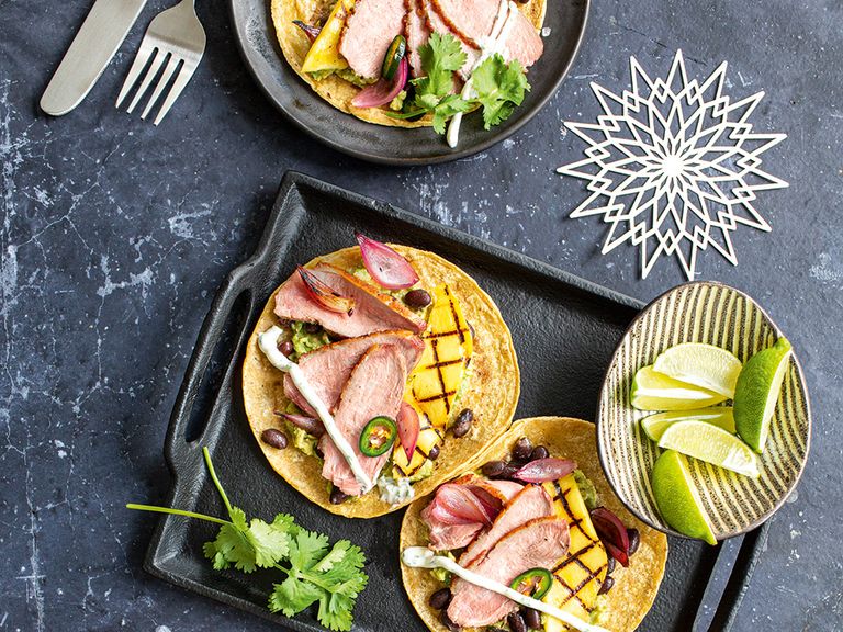 Enten-Tacos mit schwarzen Bohnen, Avocado und gegrillter Mango enten-tacos-mit-schwarzen-bohnen-avocado-und-gegrillter-mango-