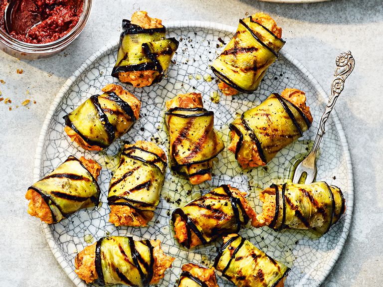 Auberginenröllchen mit Käse-Dattel-Füllung Auberginenröllchen mit Käse-Dattel-Füllung