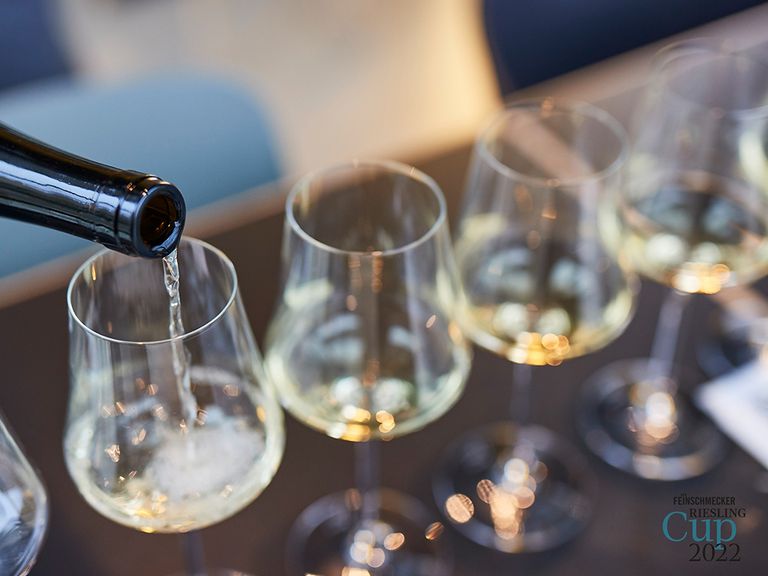 Riesling wird in Gläser eingegossen riesling