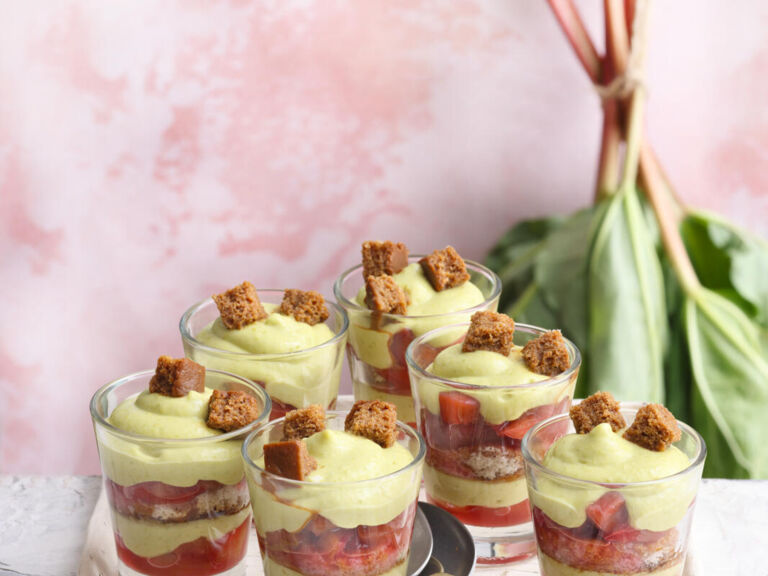 Dessert im Glas mit Rhabarber und Pistazien-Creme