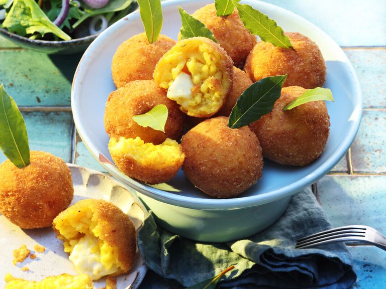 Außen knusprig, innen zart schmelzend - Arancini sind ein italienischer Klassiker. LAFER_ARANCINI