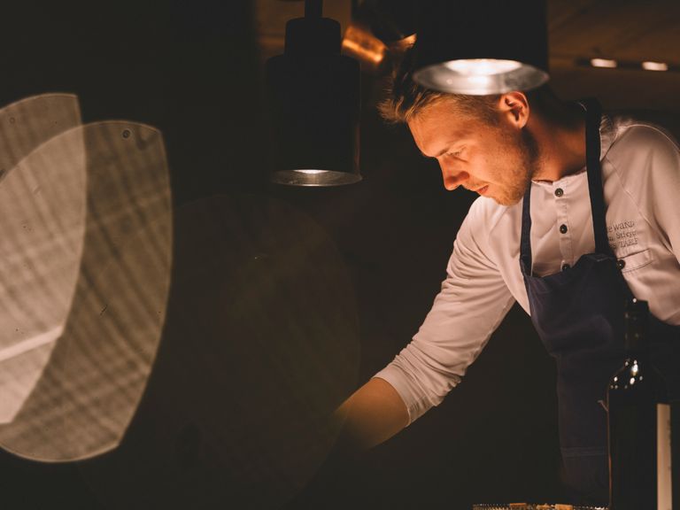 Julian Stieger, hier beim Anrichten, ist ein angenehm zurückhaltender Mensch – und bei der Arbeit hoch konzentriert. Julian-Stieger