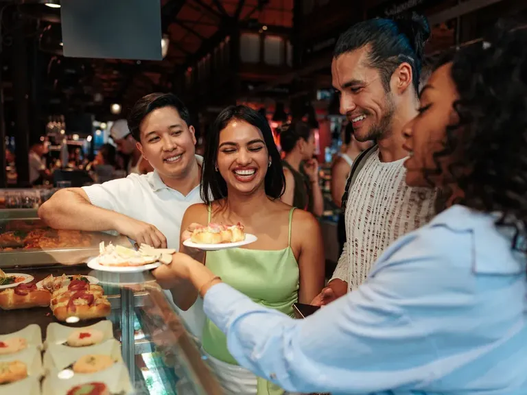 Menschen in einer Tapasbar Menschen in einer Tapasbar