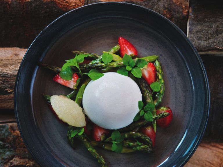 Burrata auf Erdbeer-Spargel-Salat Burrata auf Erdbeer-Spargel-Salat