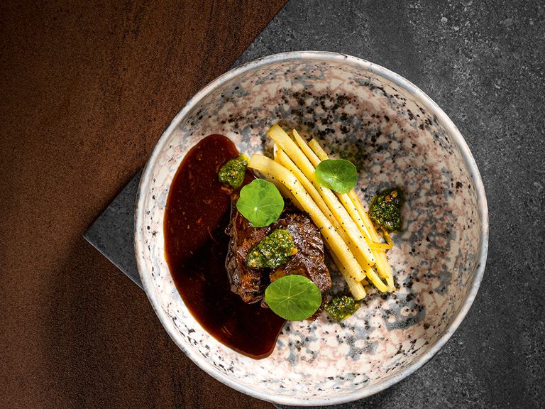 Ochsenbäckchen mit Pastinaken und Gremolata von Koch Sascha Stemberg ochsenbaeckchen-mit-pastinaken-und-gremolata-von-koch-sascha-stemberg