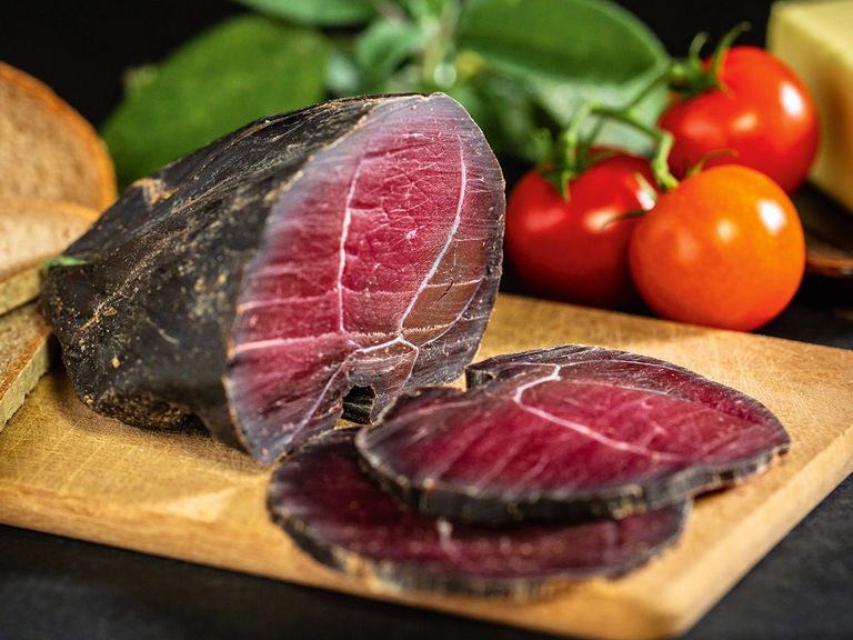 Wilder Schinken, der per Post versendet wird: Waldgourmet liefert frische Ware direkt ins eigene Haus. wild-schinken-von-waldgourmet
