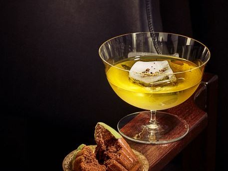 MINI-MADELEINES mit Schokolade und Matcha dazu Kraeuter Eistee krauter-eistee-und-mini-mandeleis