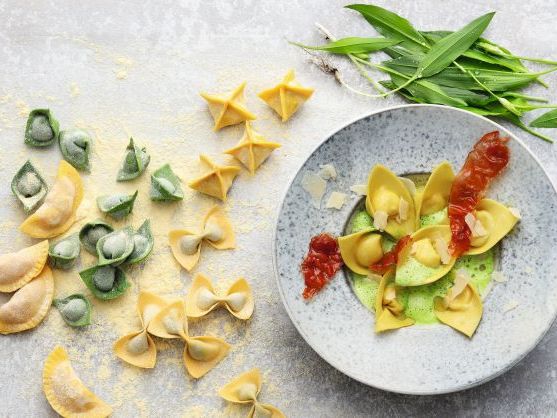 Parmesan Tortelloni mit Bärlauchcreme und knusprigem Parmaschinken parmesan-tortelloni
