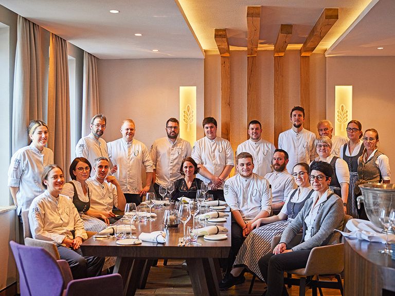andreas-widmann-und-sein-team-im-restaurant-ursprung