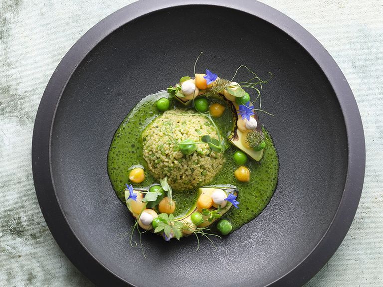 Avocado, geröstet, Erbsencouscous, Gewürzkefir, Zitrone avocado-geröstet