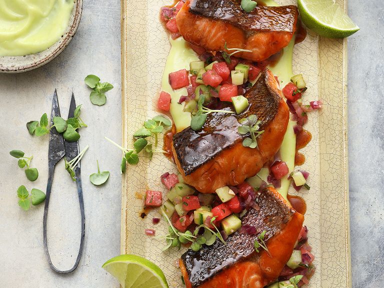 Teriyaki vom Lachsforellenfilet mit Wassermelonen-Gurken-Relish und Wasabi-Limetten-Mayonnaise teriyaki-vom-lachsforellenfilet-mit-wassermelonen-gurken-relish-und-wasabi-limetten-mayonnaise