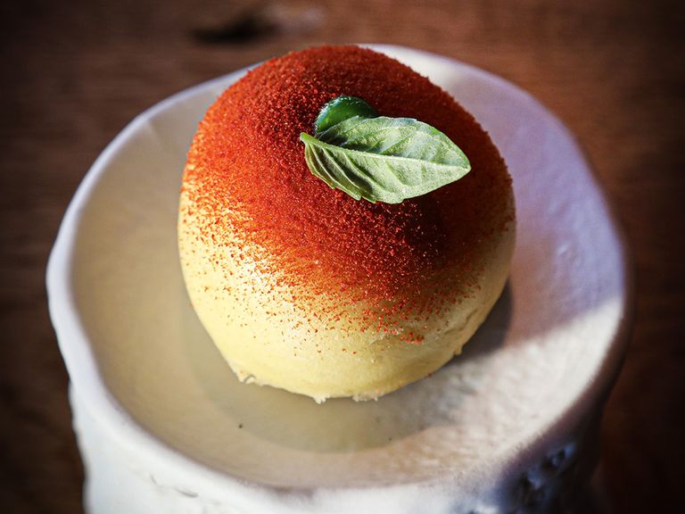 gedaempfte-pizza-mit-tomatencreme-pulver-und-oregano