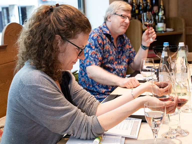 stefanie-maass-und-micheal-hoppe-bei-der-blindverkostung