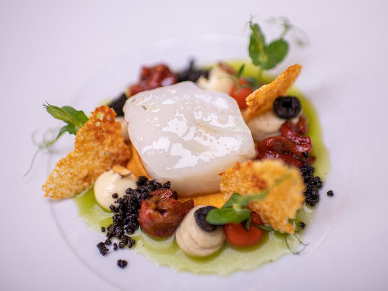 Confierter Kabeljau mit Artischocken & geräucherter Paprikacreme confierter-kabeljau-mit-artischocken-und-geraucherter-paprikacreme