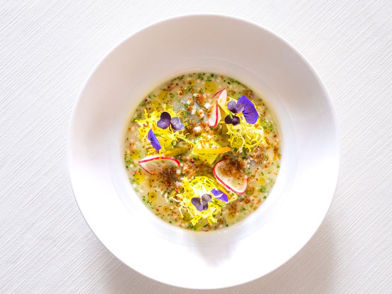 marinierte-mairuebchen-mit-mairuebchenblaetter-pesto-rettichmarinade-gurke-radieschen-und-yuzuschale-lafleur-frankfurt