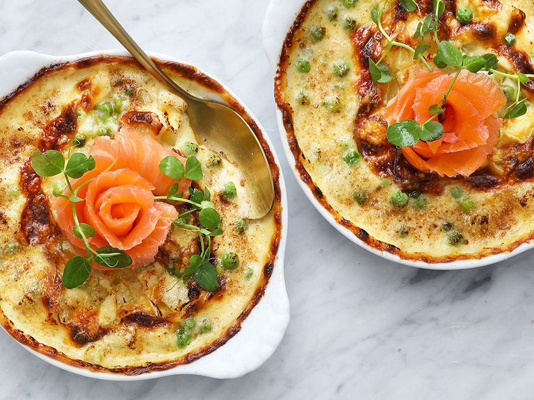 Für die Tartiflettes (Kartoffelauflauf) mit Erbsen und Räucherlachs eignet sich der feinwürzige Kuhmilch-Käse Reblochon besonders gut.  Tartiflettes mit Erbsen und Räucherlachs