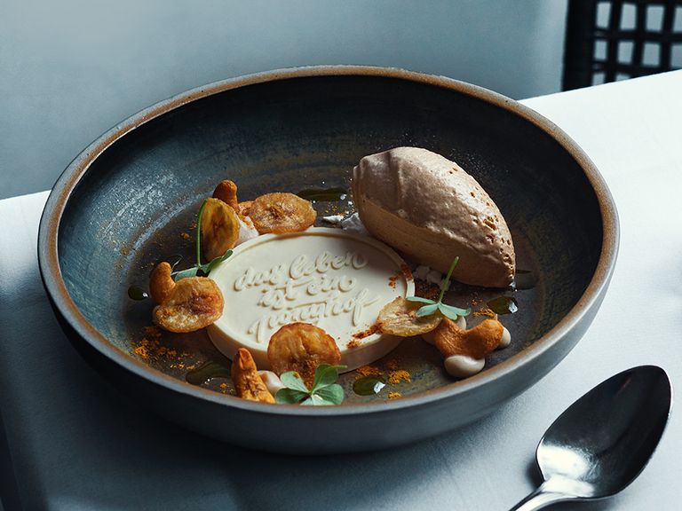 Pannacotta mit Zimt, Kardamom, Curry, Banane und Cashewkernen