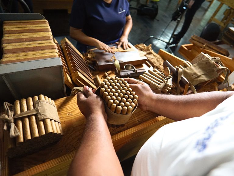 Zigarren werden mit viel Handarbeit und Können hergestellt. Beeindruckend zu sehen in der Manufaktur Arnold André Dominicana. Arnold André Dominicana: Zigarrenbündel