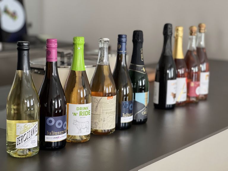 Die FEINSCHMECKER-Redaktion testete sich, zusammen mit Experten, durch zahlreiche alkoholfreie Schaumweine. alkoholfreier-sekt-schaumweine-im-test