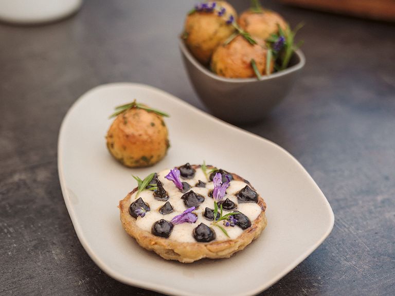 Artischocken mit Aioli, Mandelcreme und Bunyols. Artischocken mit Aioli, Mandelcreme und Bunyols