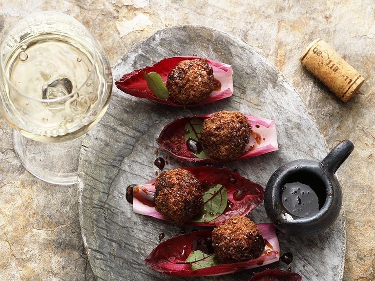 Geflügelleber-Trüffel im Pumpernickelmantel mit Balsamico-Sirup. Geflügelleber-Trüffel im Pumpernickelmantel mit Balsamico-Sirup