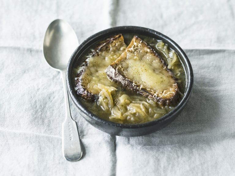 Seasons_11422514_HiRes_Franzoesische_Zwiebelsuppe_mit_Rosmarin_Sternanis Seasons_11422514_HiRes_Franzoesische_Zwiebelsuppe_mit_Rosmarin_Sternanis
