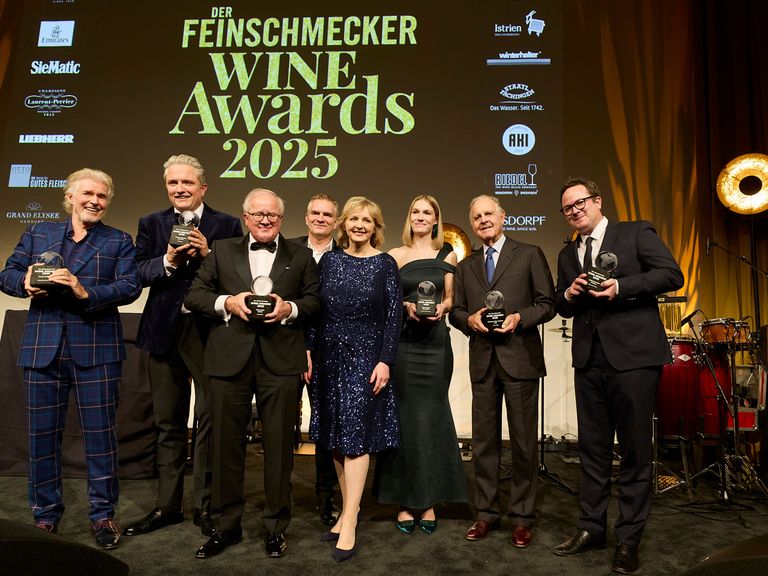 Preisträger der Wine Awards 2025 - Von li. nach re.: Frank Schätzing (Weingourmet des Jahres), Murray Paterson (Zero Award des Jahres), Fritz Keller Award für das Lebenswerk), Philipp Wittmann (Riesling Cup Gewinner), Gabriele Heins (Chefredakteurin Der Feinschmecker), Lena Skringer (Newcomerin des Jahres), Marchese Piero Antinori (Weinlegende) Sebastian Fürst (Winzer des Jahres) Bild1_Gabriele-Preistraeger