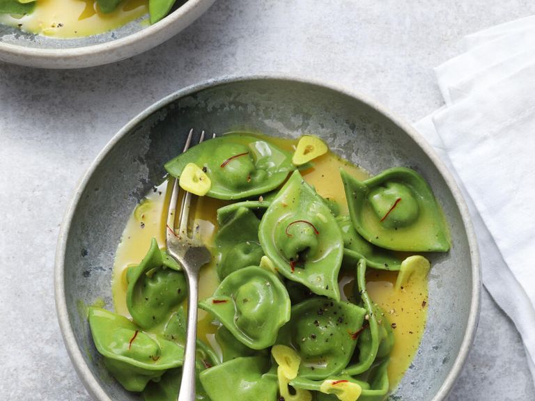 Spinat Tortellini mit Hähnchen und 
Safran-Curry-Sud  huehnchen-spinat-tortellini