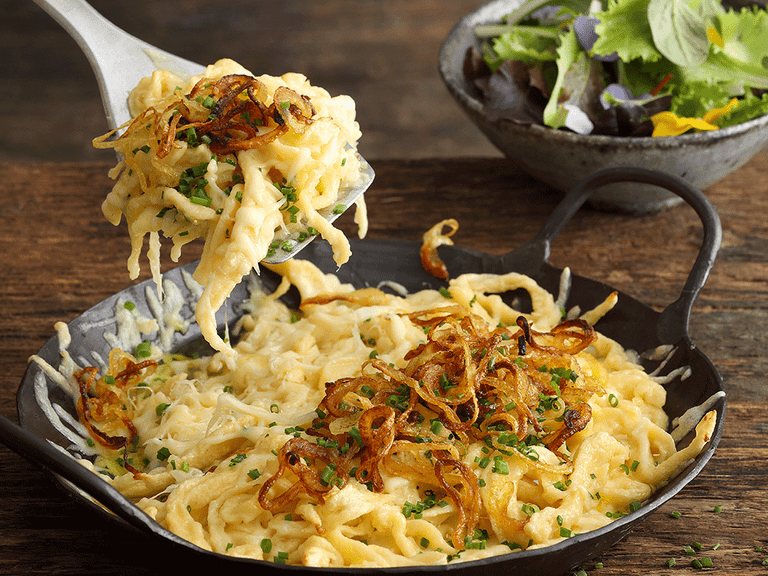 Allgäuer Käsespätzle mit gerösteten Butterzwiebeln allgueuer-kaesespätzle-mit-geroesteten-butterzwiebeln