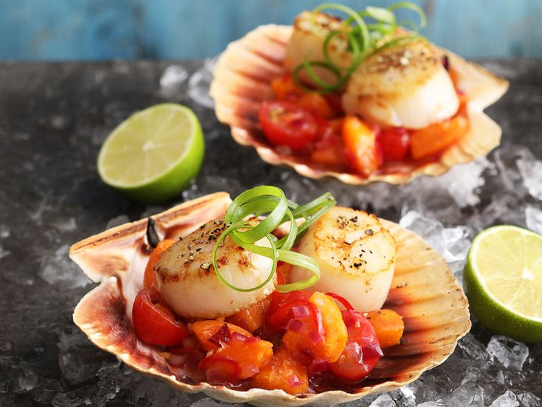 Gebratene Jakobsmuscheln mit Aprikosen-Tomaten-Chutney Gebratene Jakobsmuscheln