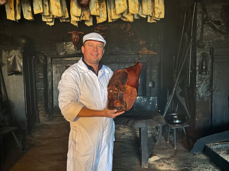 Christian Braasch produziert in Ostholstein Katenschinken – wie seine Vorfahren seit 350 Jahren und an einem Ort, der einem Museum gleicht. Schinkenraeucherei_Braasch