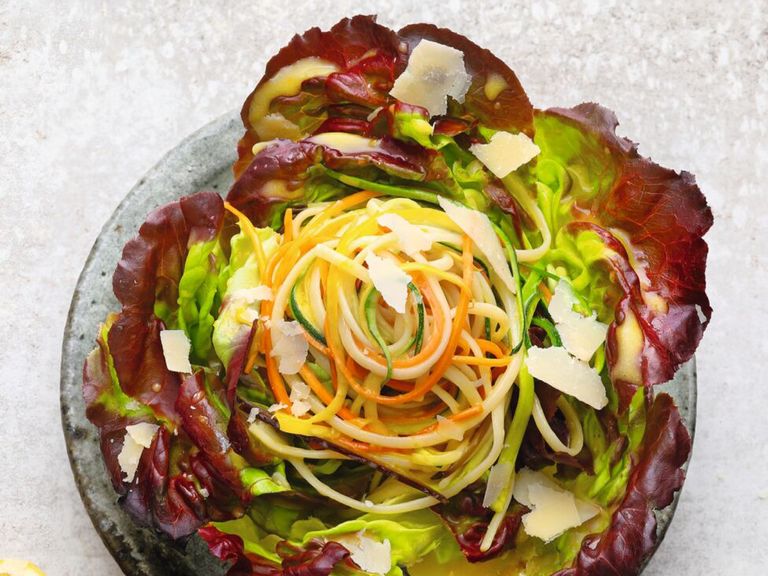 Salat mit Gemüse-Linguine in Zitronendressing. Feinschmecker-Rezept-Pasta