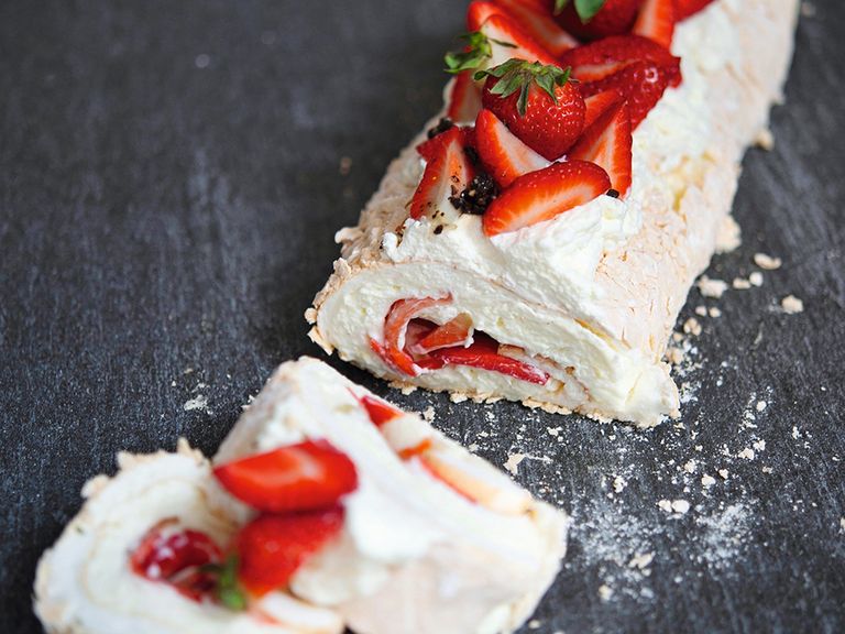 Pavlova-Rolle mit Erdbeeren und Mascarponecreme
Pavlova-Rolle mit Erdbeeren und Mascarponecreme